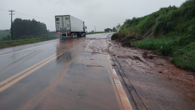 Chuva volta a provocar estragos e a interditar rodovias no Paraná